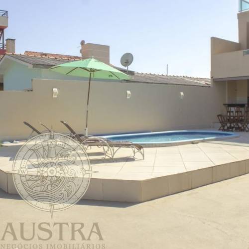 Ampla residncia com piscina a 20m do mar