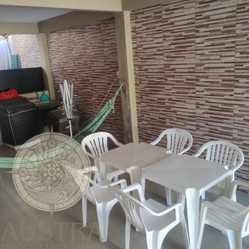 Casa com 03 dormitrios em Zimbros