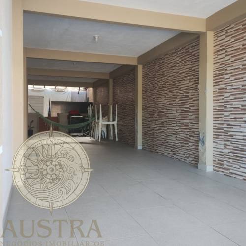 Casa com 03 dormitrios em Zimbros