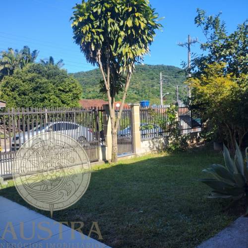 Casa com 03 dormitrios em Zimbros
