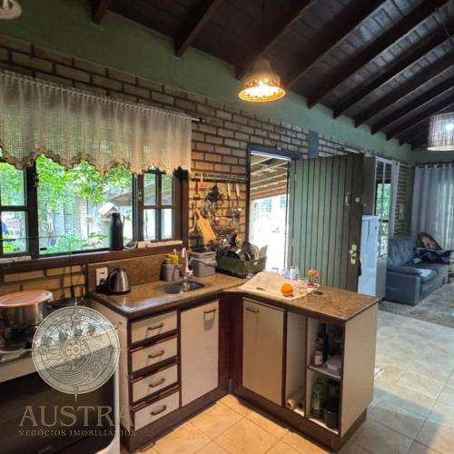 Ampla residncia no Mariscal