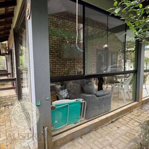 Ampla residncia no Mariscal