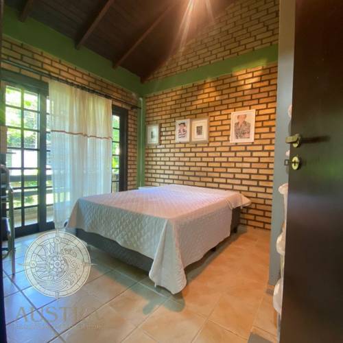 Ampla residncia no Mariscal