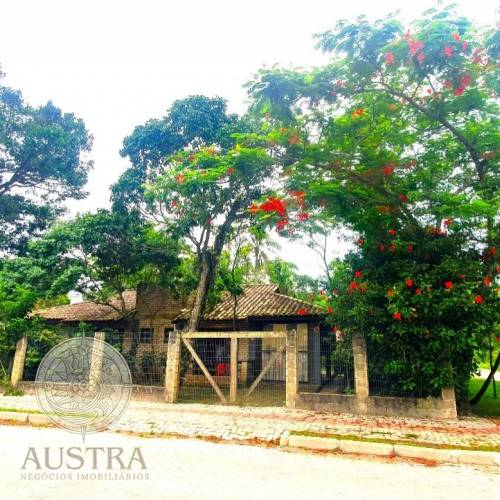 Ampla residncia no Mariscal