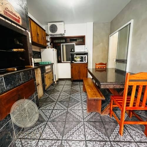 CASA T�RREA COM PISCINA E CHURRASQUEIRA