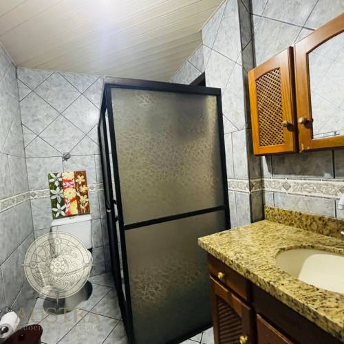 CASA T�RREA COM PISCINA E CHURRASQUEIRA