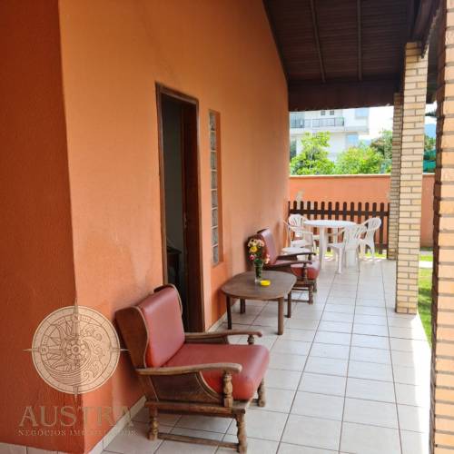 Ampla resid�ncia no Canto Grande