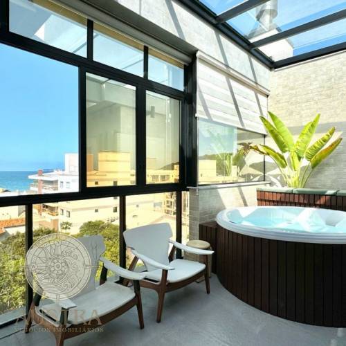 Apartamento com jacuzzi e vista para o mar