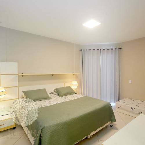 Casa ampla com piscina, 6 dormit�rios e a 50m da p