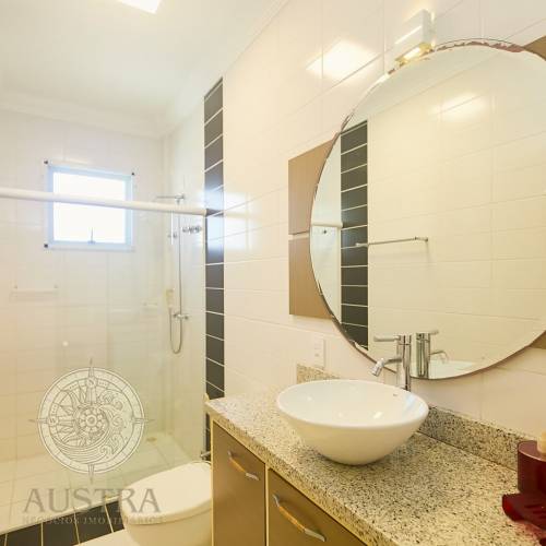 Casa ampla com piscina, 6 dormit�rios e a 50m da p