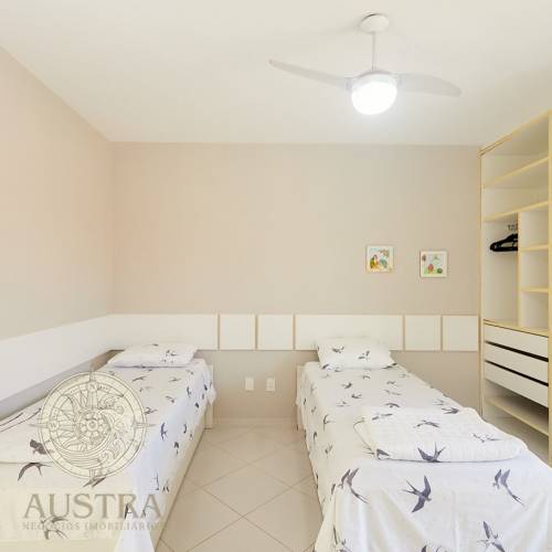 Casa ampla com piscina, 6 dormit�rios e a 50m da p