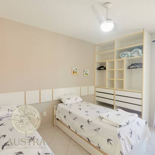 Casa ampla com piscina, 6 dormit�rios e a 50m da p