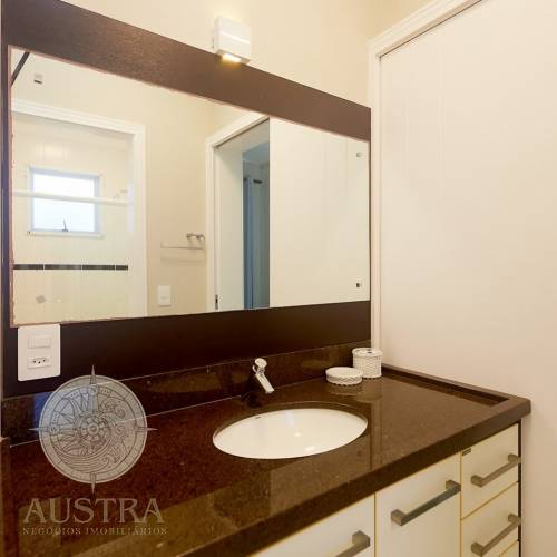 Casa ampla com piscina, 6 dormit�rios e a 50m da p