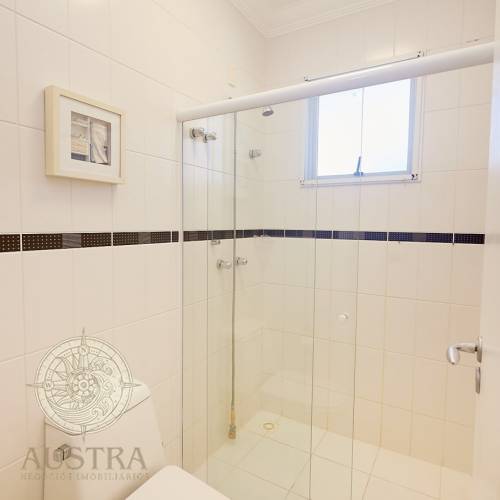 Casa ampla com piscina, 6 dormit�rios e a 50m da p