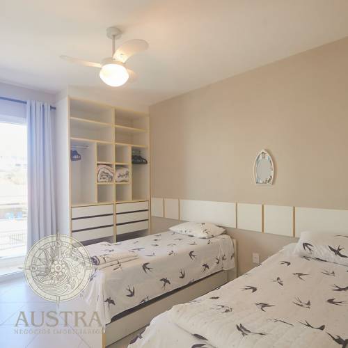 Casa ampla com piscina, 6 dormit�rios e a 50m da p
