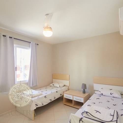 Casa ampla com piscina, 6 dormit�rios e a 50m da p