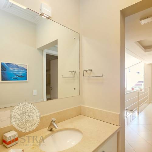 Casa ampla com piscina, 6 dormit�rios e a 50m da p