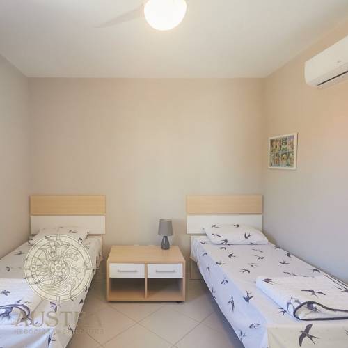 Casa ampla com piscina, 6 dormit�rios e a 50m da p