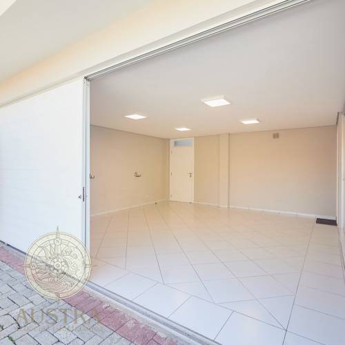 Casa ampla com piscina, 6 dormit�rios e a 50m da p