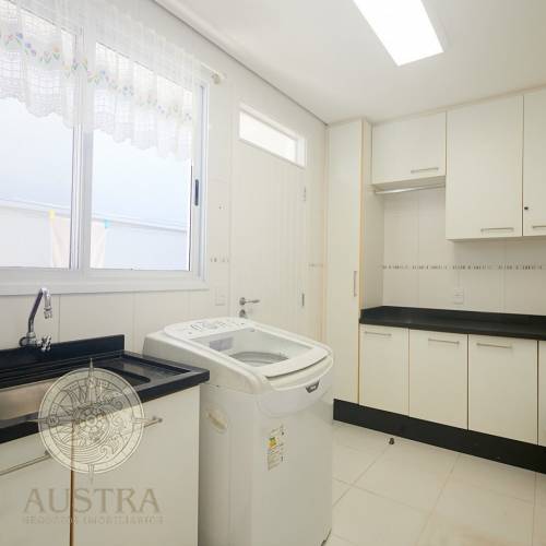 Casa ampla com piscina, 6 dormit�rios e a 50m da p