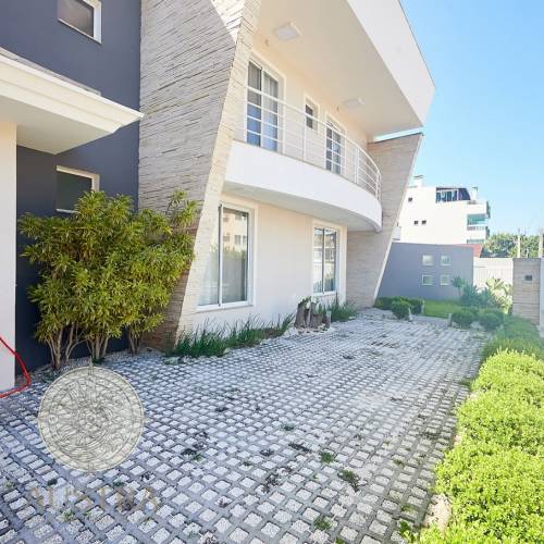 Casa ampla com piscina, 6 dormit�rios e a 50m da p