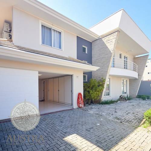 Casa ampla com piscina, 6 dormit�rios e a 50m da p