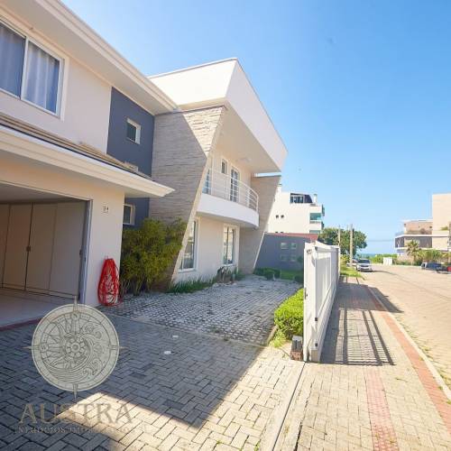 Casa ampla com piscina, 6 dormit�rios e a 50m da p