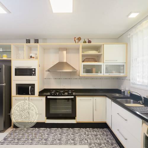 Casa ampla com piscina, 6 dormit�rios e a 50m da p