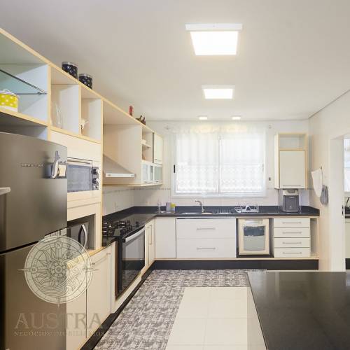 Casa ampla com piscina, 6 dormit�rios e a 50m da p