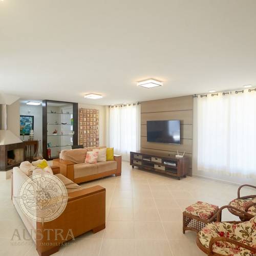 Casa ampla com piscina, 6 dormit�rios e a 50m da p