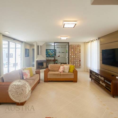 Casa ampla com piscina, 6 dormit�rios e a 50m da p