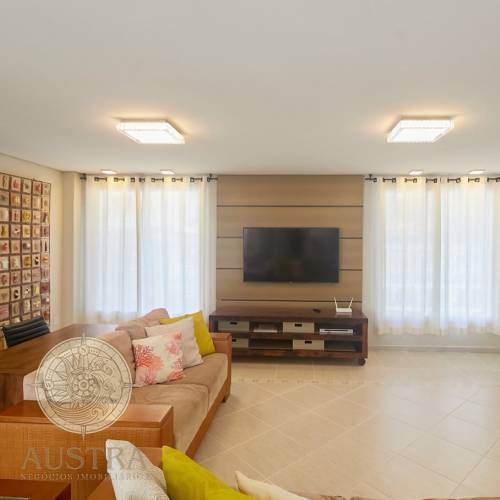 Casa ampla com piscina, 6 dormit�rios e a 50m da p
