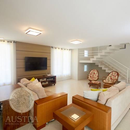 Casa ampla com piscina, 6 dormit�rios e a 50m da p