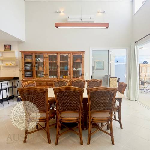 Casa ampla com piscina, 6 dormit�rios e a 50m da p