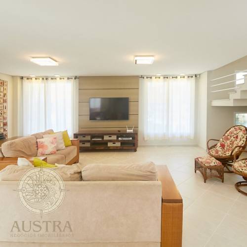 Casa ampla com piscina, 6 dormit�rios e a 50m da p