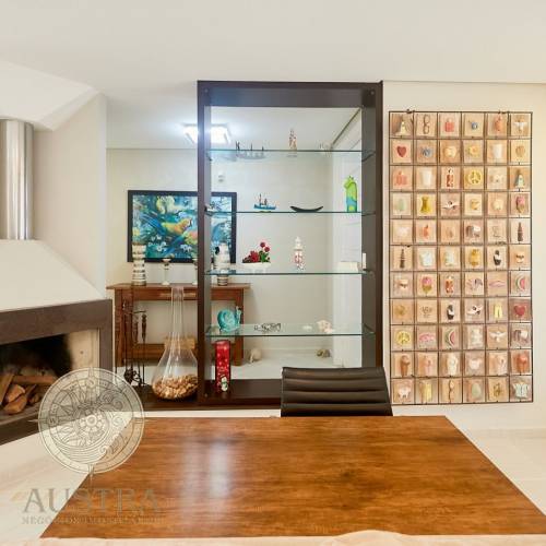 Casa ampla com piscina, 6 dormit�rios e a 50m da p