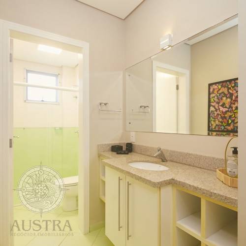 Casa ampla com piscina, 6 dormit�rios e a 50m da p