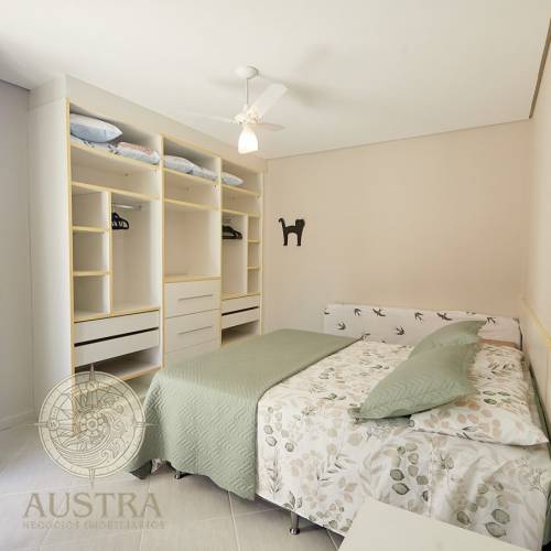 Casa ampla com piscina, 6 dormit�rios e a 50m da p