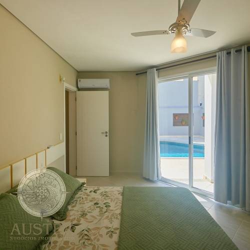 Casa ampla com piscina, 6 dormit�rios e a 50m da p
