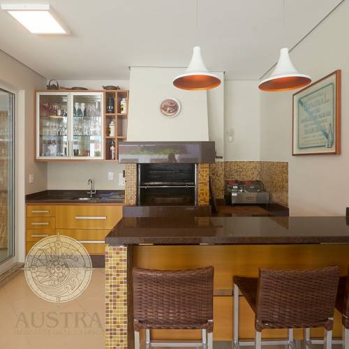 Casa ampla com piscina, 6 dormit�rios e a 50m da p