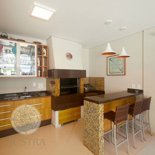 Casa ampla com piscina, 6 dormit�rios e a 50m da p