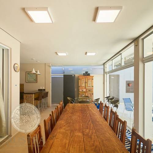 Casa ampla com piscina, 6 dormit�rios e a 50m da p
