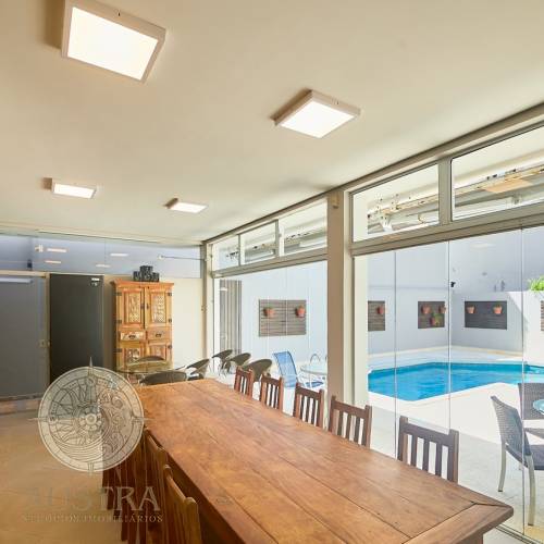 Casa ampla com piscina, 6 dormit�rios e a 50m da p