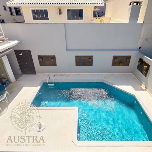 Casa ampla com piscina, 6 dormit�rios e a 50m da p
