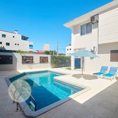 Casa ampla com piscina, 6 dormit�rios e a 50m da p