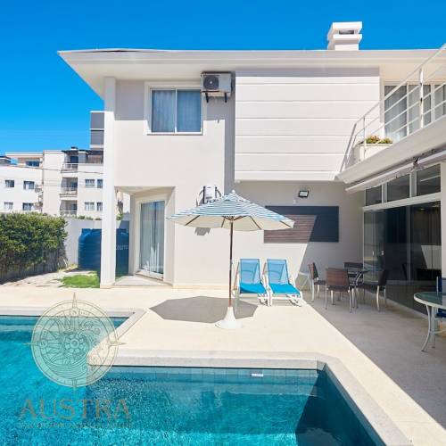 Casa ampla com piscina, 6 dormit�rios e a 50m da p