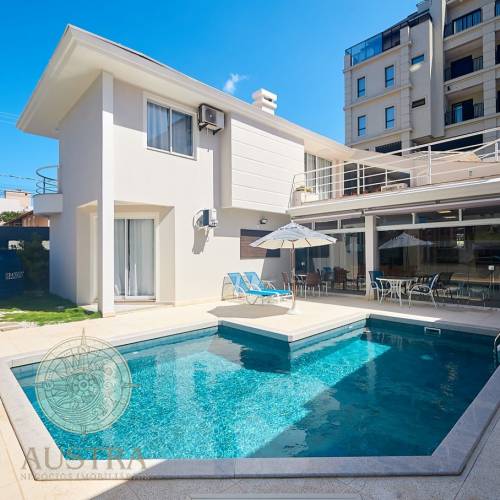 Casa ampla com piscina, 6 dormit�rios e a 50m da p