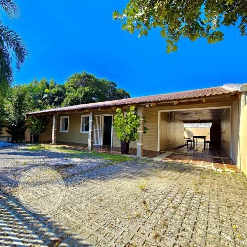 Casa com piscina  (LOCADA)