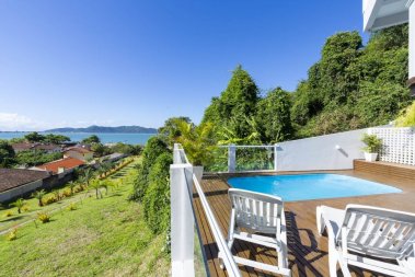 CASA COM PISCINA E VISTA PARA O MAR