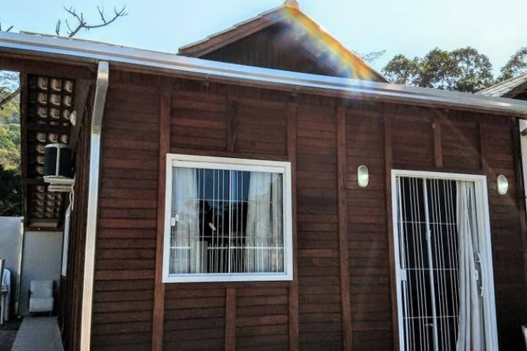 Casa localizada a 200m do mar de Zimbros